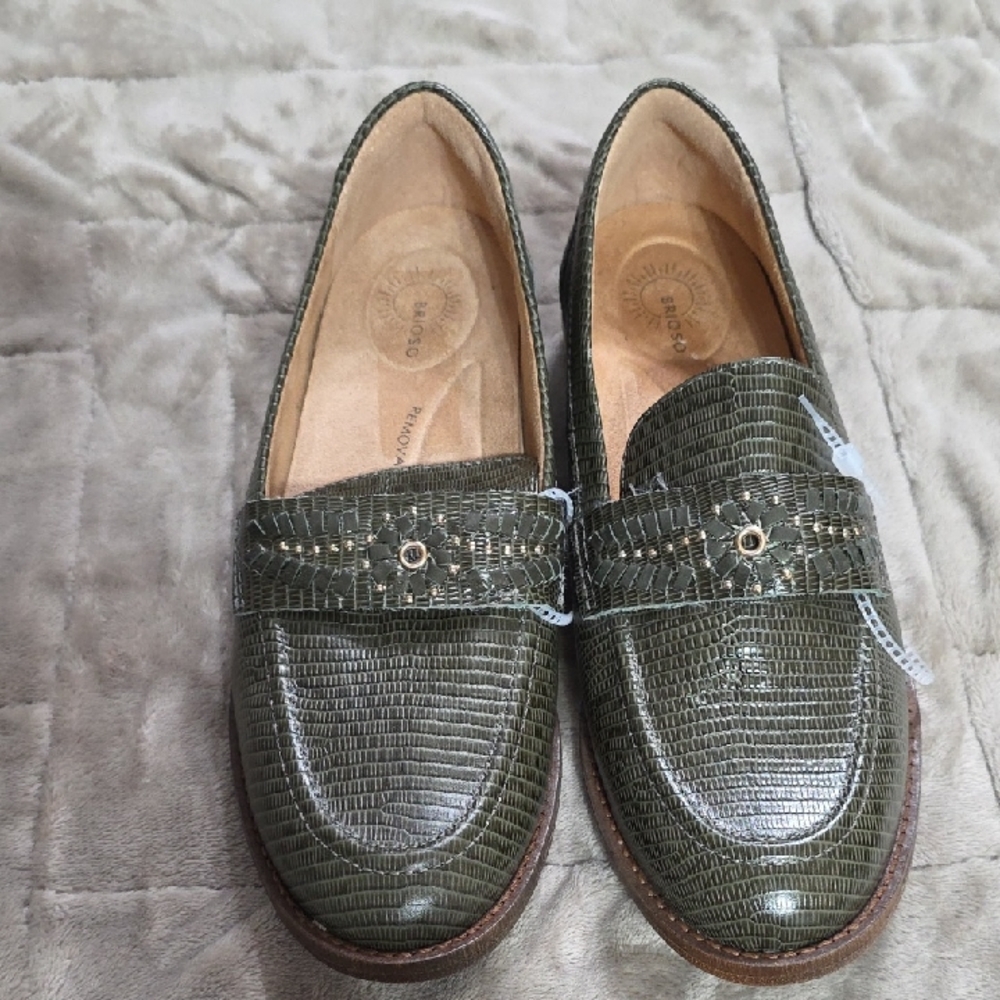 NWOT‎ BRIOSO Women's   Olive Green Loafers Textured W/Gold Removable Soles Sz 8
